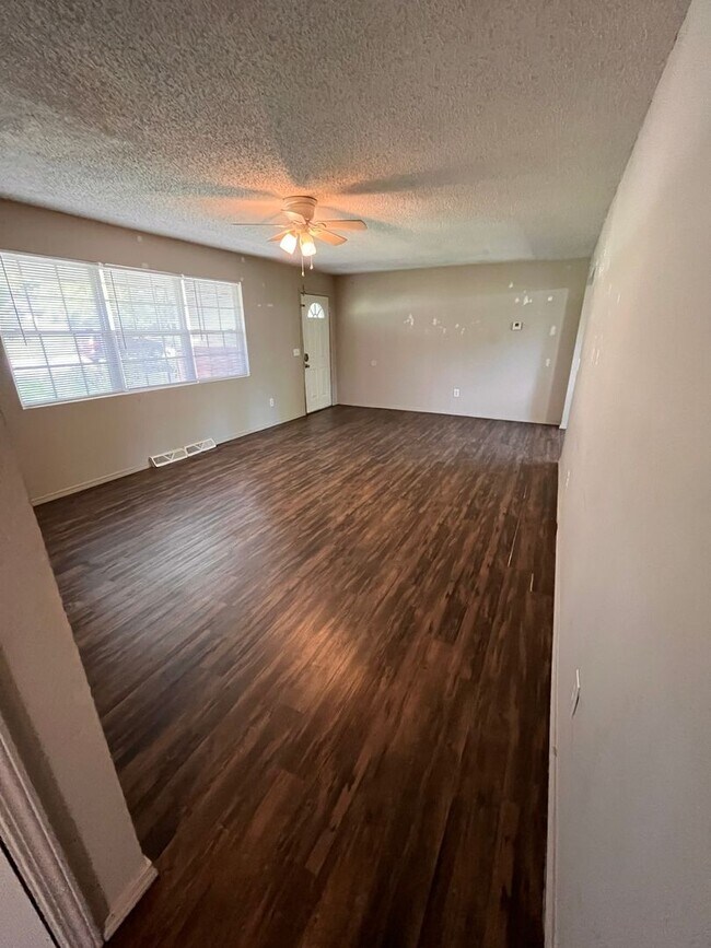 Building Photo - Brentwood 3 bedroom & 2 bathroom home, Huge Fenced Yard