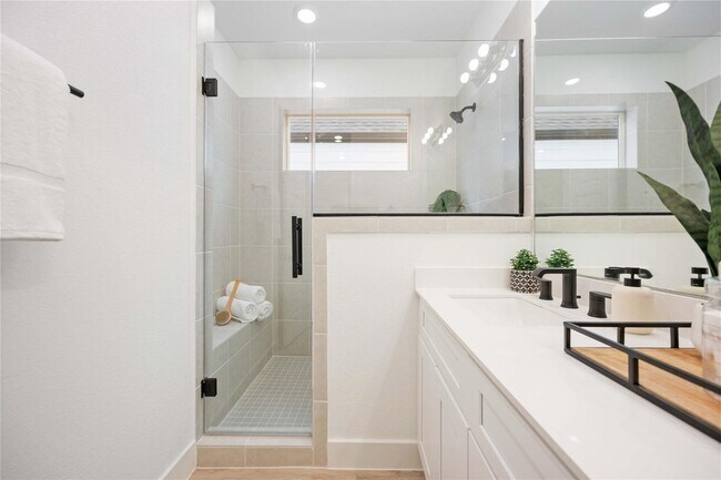 Building Photo - 5322 Rue