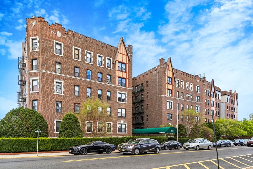 Building Photo - 755 Anderson Ave