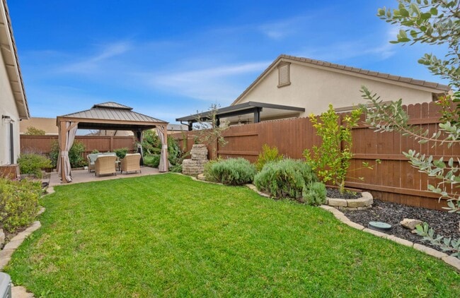 Building Photo - **Welcome Home to Your Dream Residence in Roseville!**