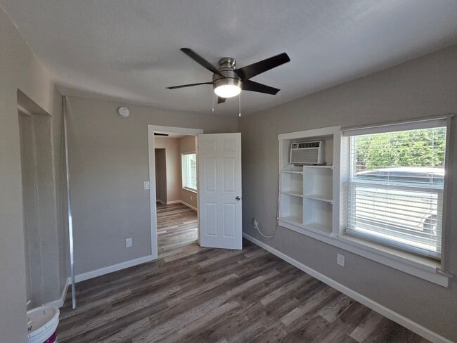 Building Photo - Phoenix 3 Bed/3 Bath in Coronado!