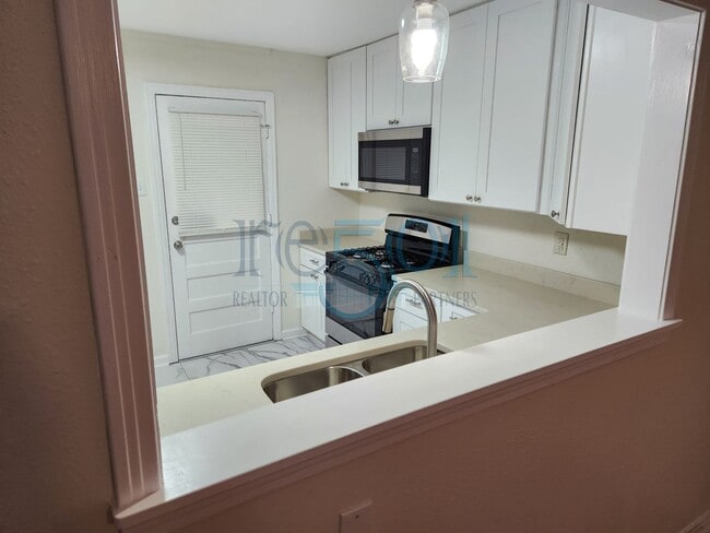 Building Photo - N Elm Duplex (200-202)