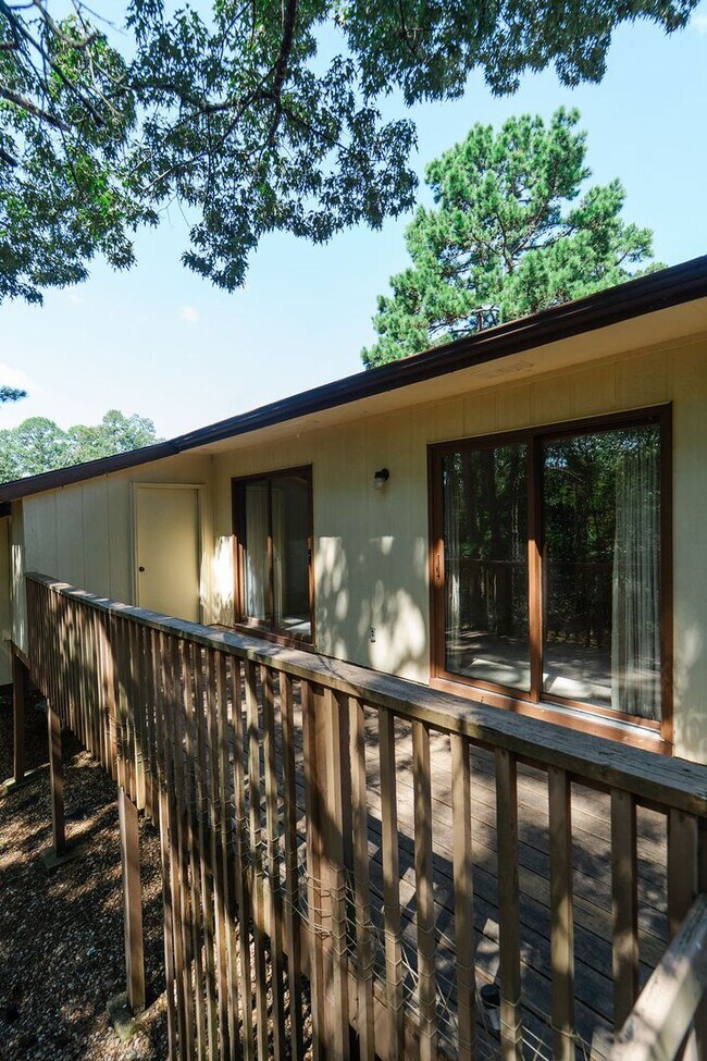 Building Photo - This darling 2 bedroom, 1.5 bath townhome is perfect for low maintenance, one level living! With ...