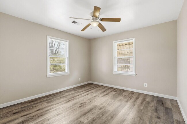 Building Photo - 1736 N Kentwood Ave