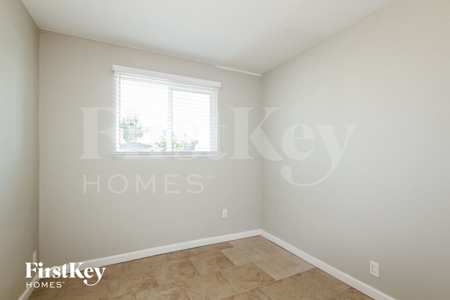 Building Photo - 4138 E Bluefield Ave