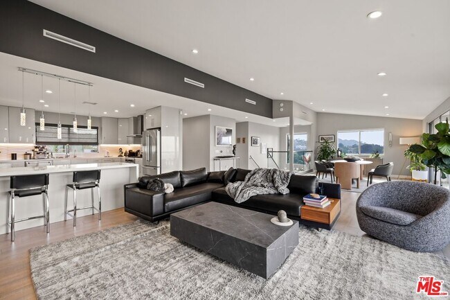 Building Photo - 7191 Pacific View Dr