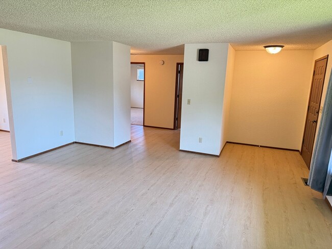 Building Photo - Well-kept house in desirable Thurston neighborhood!