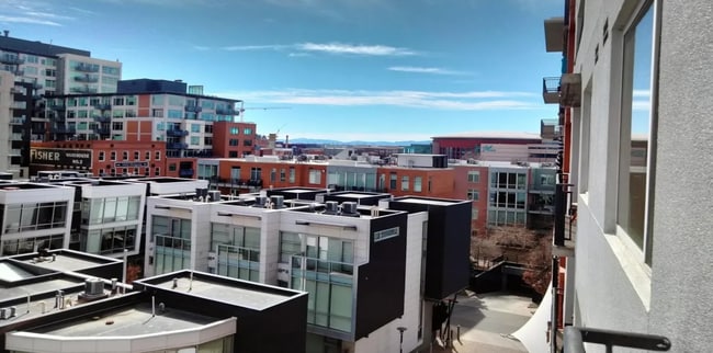 Building Photo - Amazing one bedroom one bathroom Denver Condo