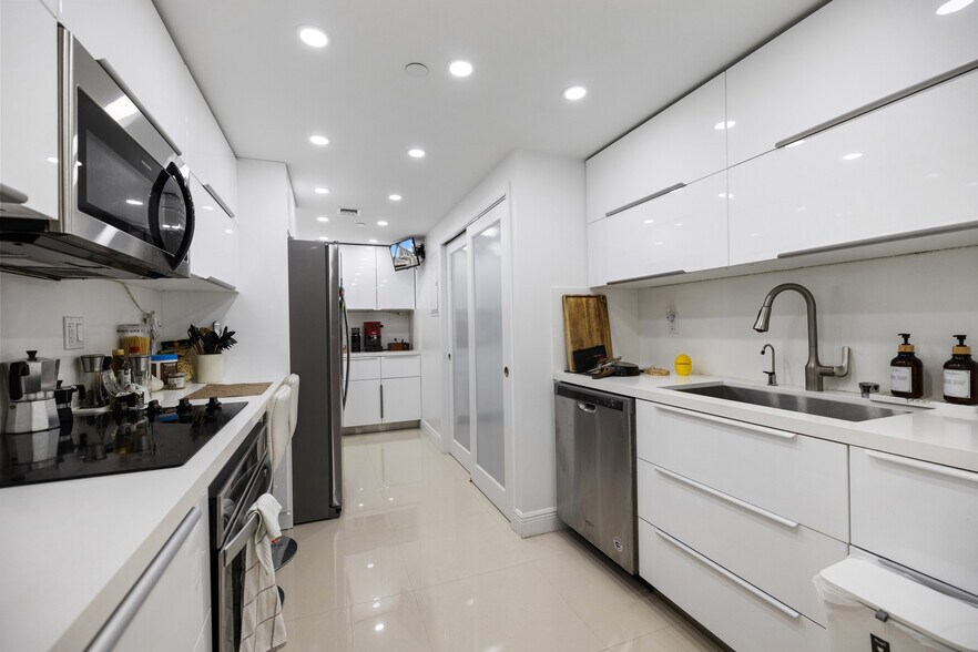 Building Photo - 3200 Collins Ave