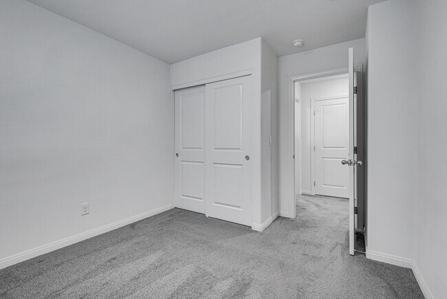 Building Photo - Like-new home with modern finishes and ope...