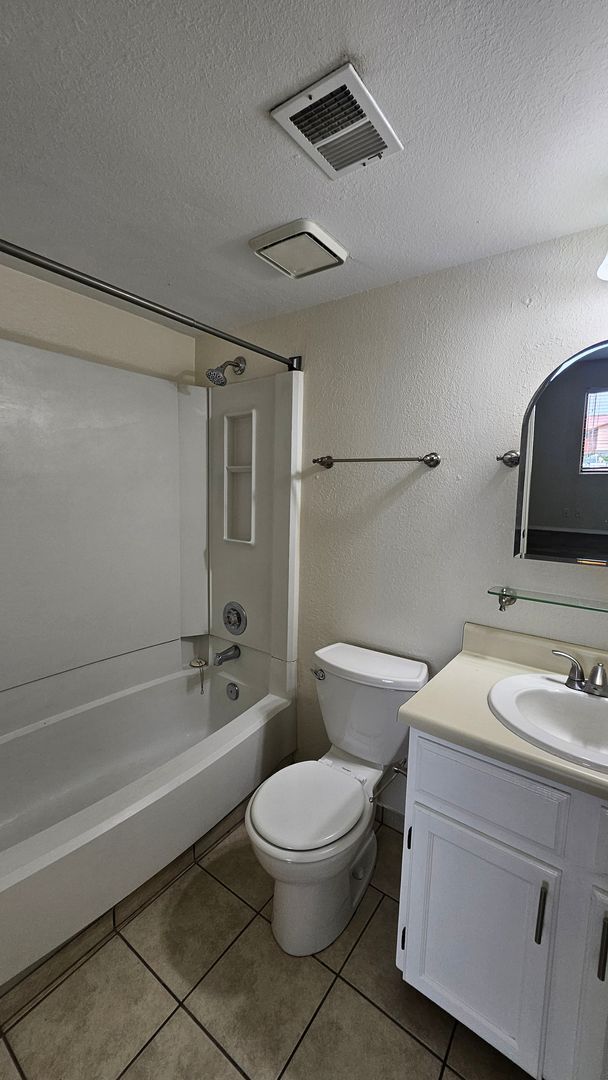 Building Photo - Cute condo for rent, 2 bedrooms, 2.5 bath