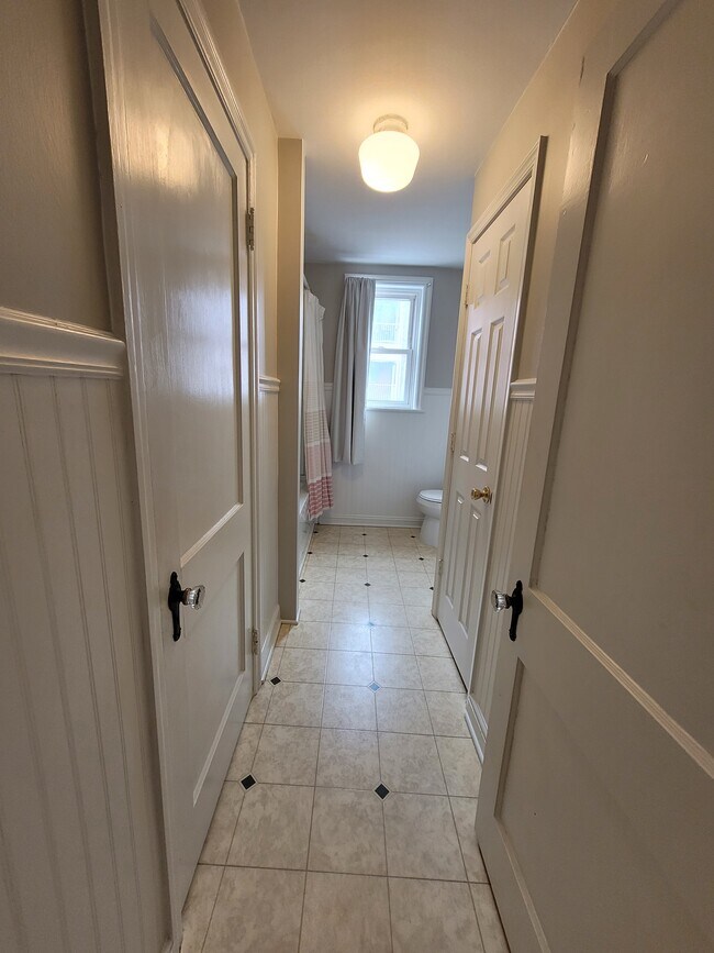 Building Photo - 104 S Main St