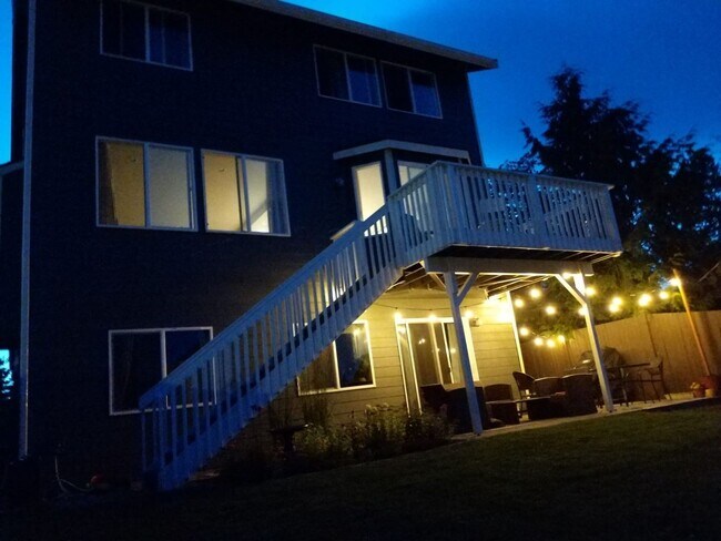 Building Photo - Spacious Corner 5 bed Single Family Home i...