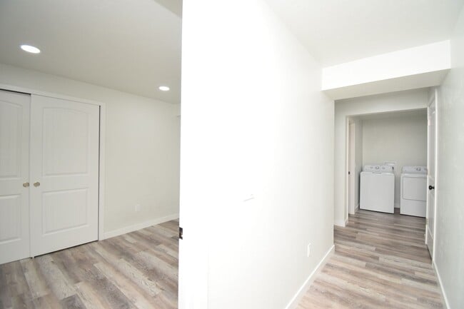 Building Photo - Newly Remodeled Magna Gem with New Appliances & Easy Freeway Access!!