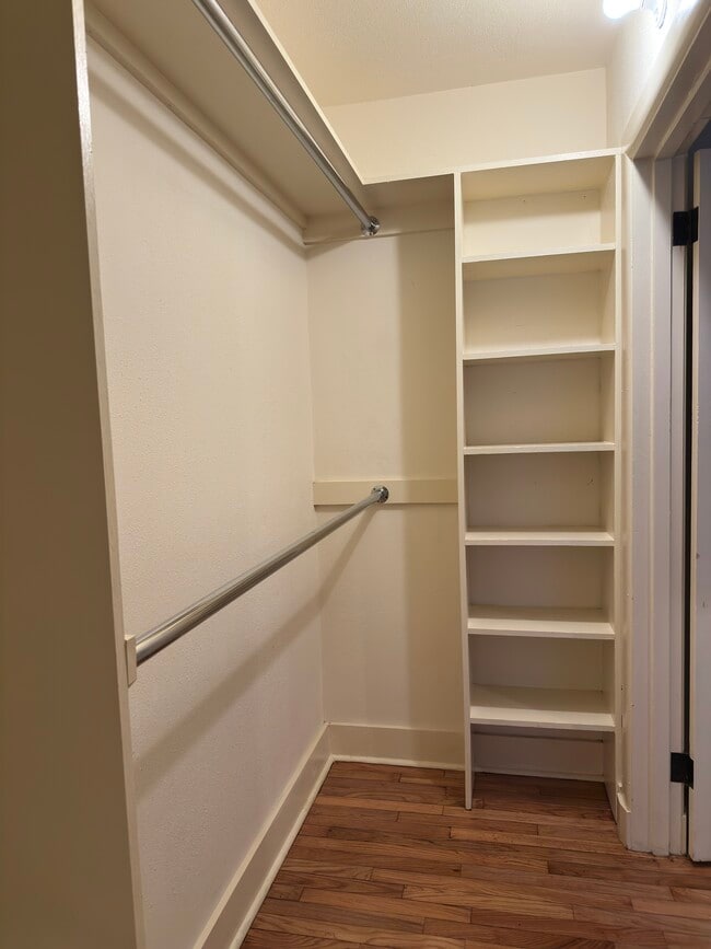 Building Photo - 906 N 6th St