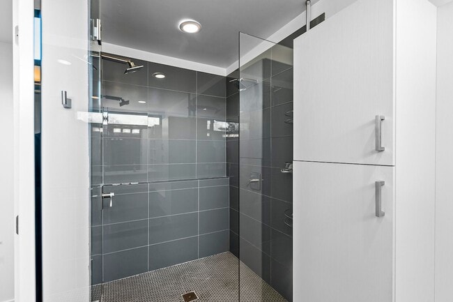 Building Photo - 203 S Marion St Pkwy