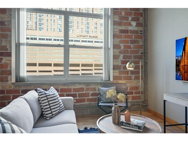 Building Photo - 521 S 7th St