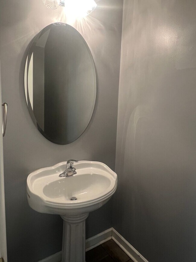 Building Photo - ** 1 Month Free Rent** Beautiful 3 Bedroom/ 2.5 Bath Unfurnished Townhouse in Wellstone!