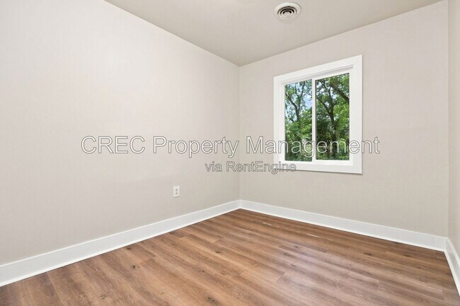 Building Photo - 1605 Pineview Rd