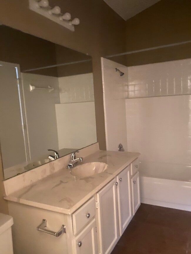 Building Photo - 1133 Southpointe Dr