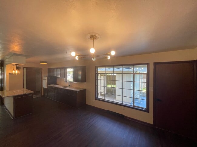 Building Photo - Beautiful 3 bedroom 2 bath home located in Southern Hills Subdivision