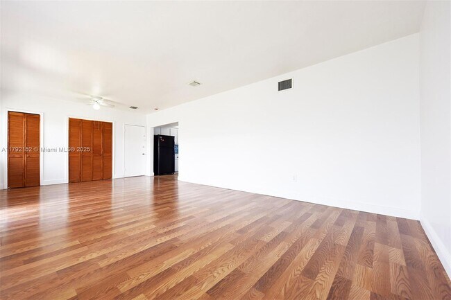 Building Photo - 2250 Bay Dr