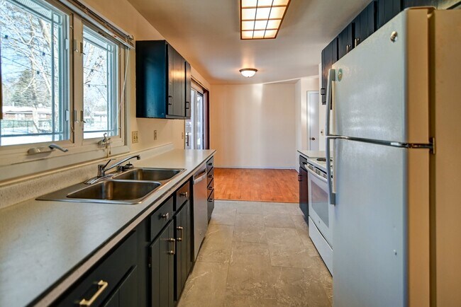 Building Photo - 12 Brompton Cir