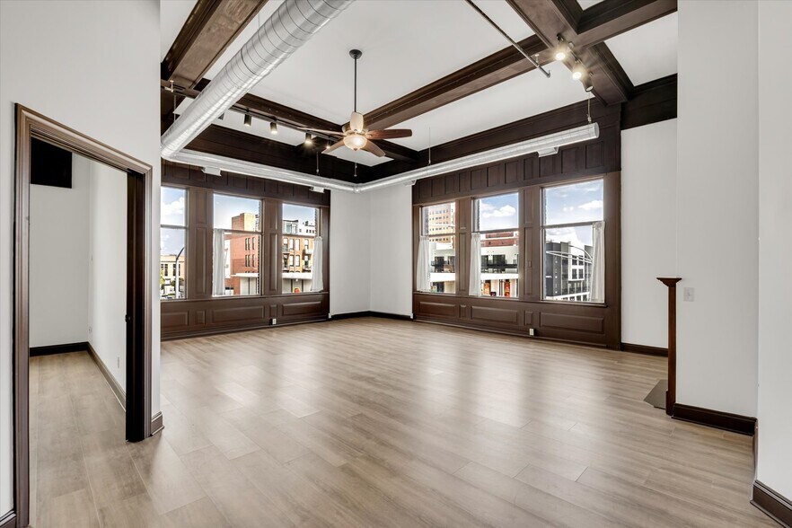 Building Photo - 400 N Main St