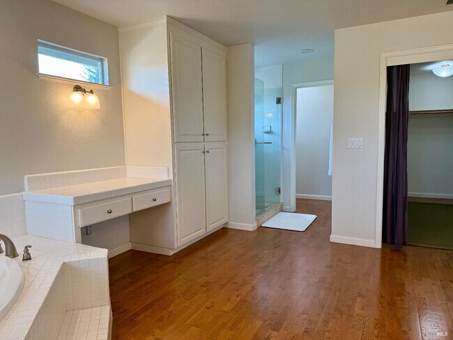 Building Photo - 1876 Heritage Way