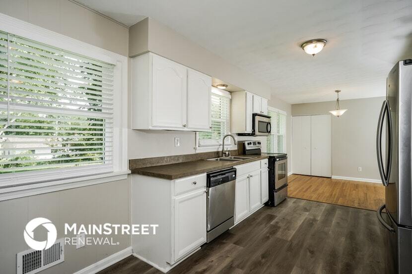 Building Photo - 9909 Lakewood Dr