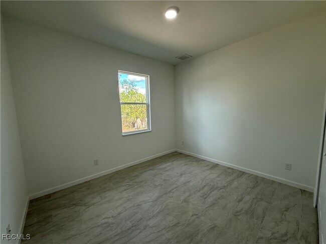 Building Photo - 106 Moore Ave