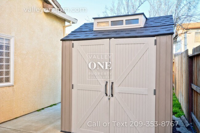 Building Photo - Charming 4 bedroom, 2 bath single story ho...