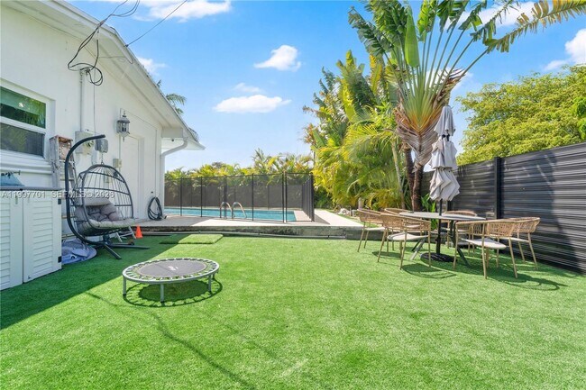 Building Photo - 1089 NE 110th St