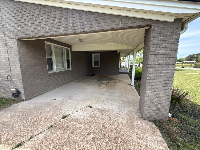 Building Photo - "Charming 4-Bedroom Home with Hardwood Floors on Ready Section Road!"