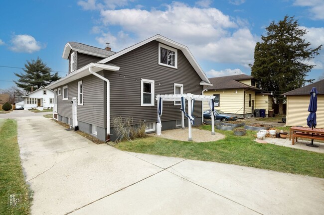 Building Photo - Three Bedroom with Detached Garage