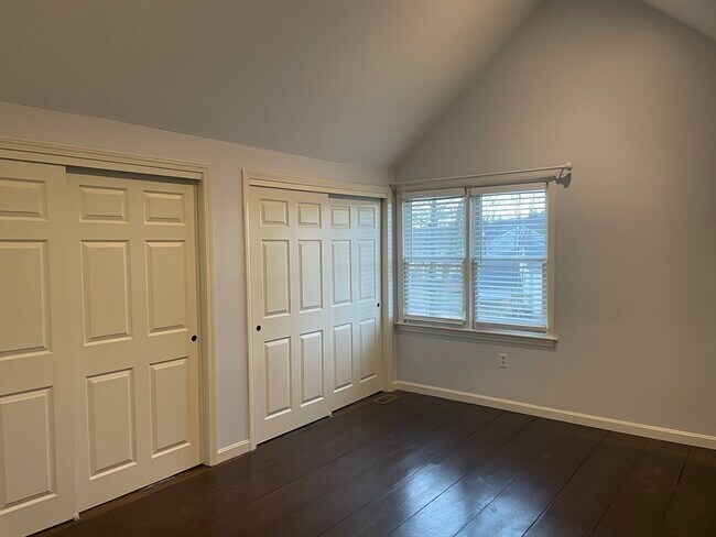 Building Photo - 6 St John Ln