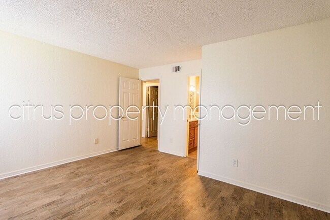 Building Photo - Winter Park 2/2 Condo in Charming Parkview...