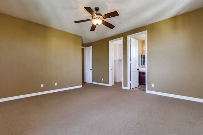 Building Photo - Beautiful 4 bedroom, 4.5 bathroom Home in the Varadero Community