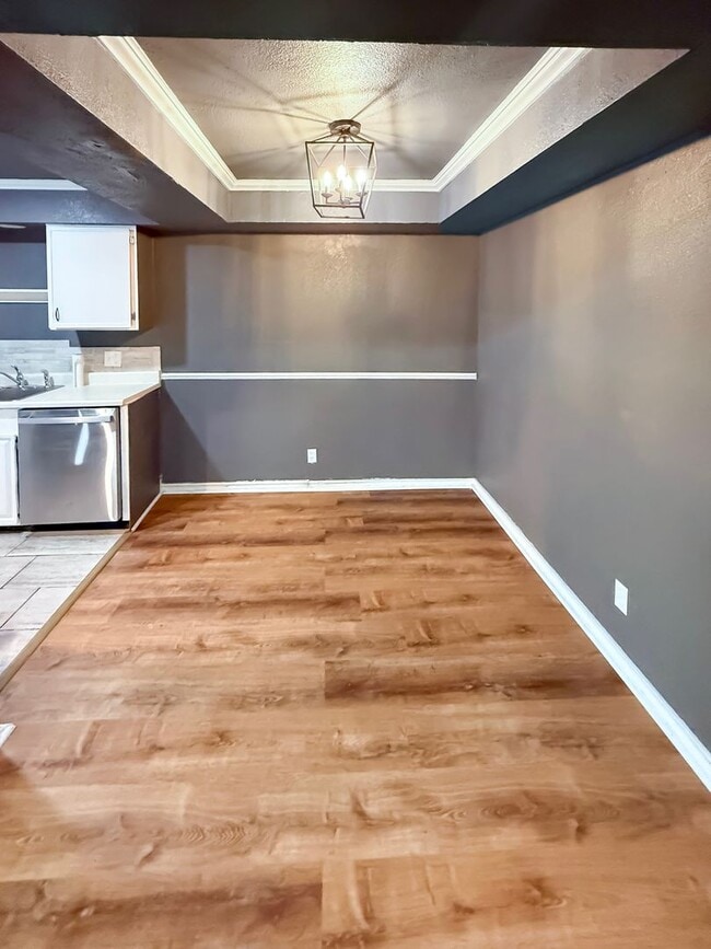 Building Photo - Section 8 Friendly - Modernized South Tulsa Condo with Pool Acc