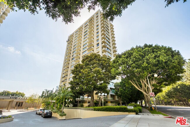 Building Photo - 2170 Century Pk E