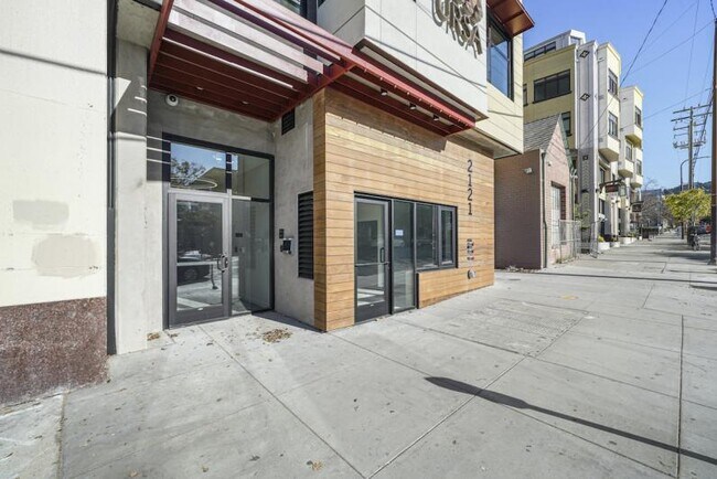 Building Photo - New Contemporary Sunny Apartment With Views