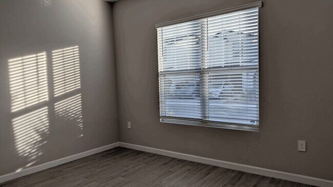 Building Photo - 4854 E Shady Glen Ave