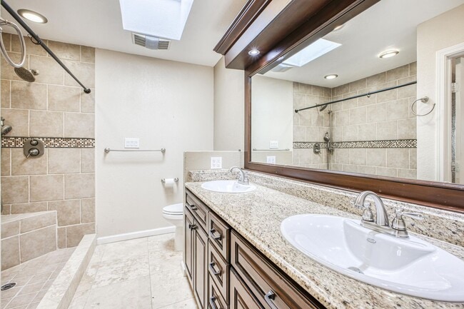 Building Photo - Beautiful House with 4 bed - 2 baths - office & covered big Jacuzzi