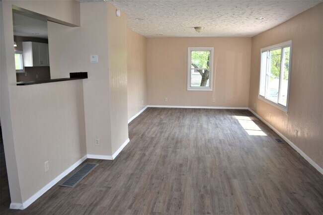 Building Photo - LEASE PENDING AS OF 05/06/2025: Lovely 3 b...