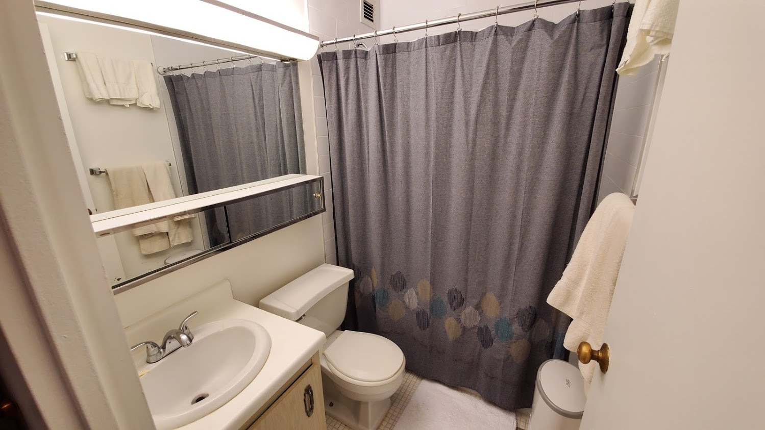 Bathroom - 4343 N CLARENDON Ave