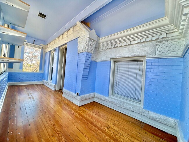 Building Photo - Charming Historic Condo in the Heart of Up...