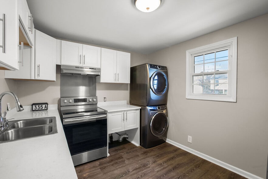 kitchen unit A - 335 Grace St