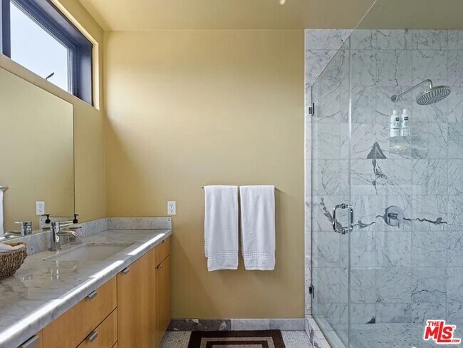 Building Photo - 815 Hampton Dr