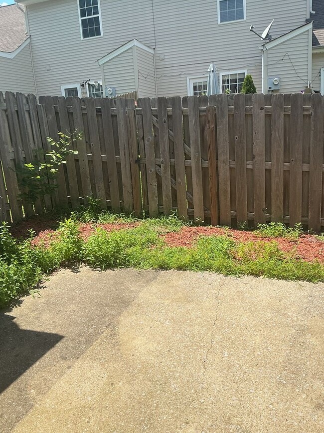 Building Photo - Move-In Ready 2-Bedroom Townhouse in the H...