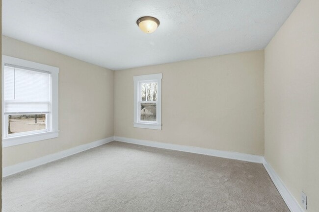 Building Photo - Updated 3-Bedroom Home with New Kitchen & Carpet